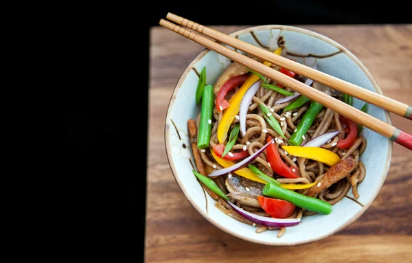 Buckwheat noodles with chicken and vegetables — Stock Photo, Image