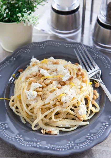 Linguine con formaggio, pinoli e scorza di agrumi — Foto Stock