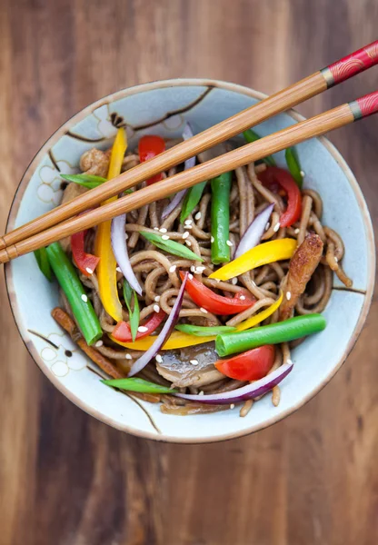 Buckwheat noodles with chicken and vegetables — Stock Photo, Image