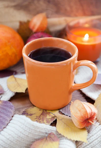 Orangefarbene Kaffeetasse auf den Herbstblättern — Stockfoto