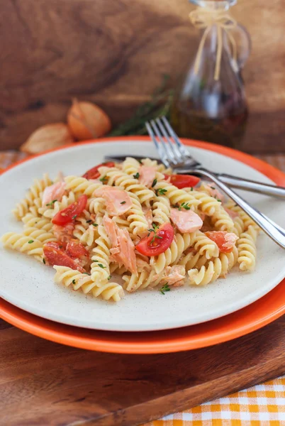 Fusilli pasta with smoked salmon and tomatoes — Stock Photo, Image