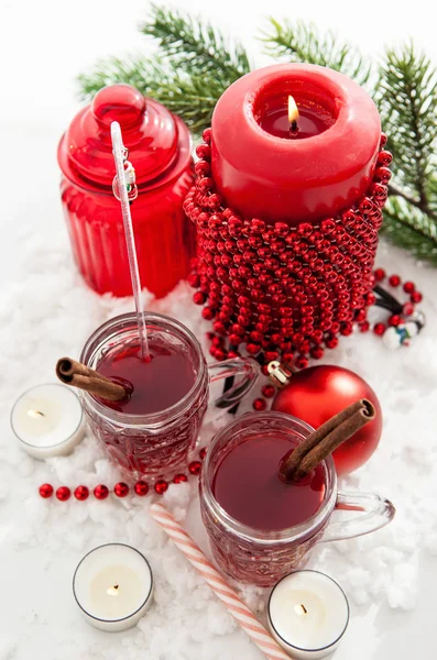 Zwei Gläser Glühwein und Kerze mit Weihnachtsdekoration — Stockfoto