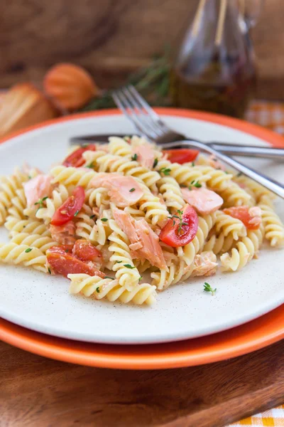 Makaron Fusilli z wędzonym łososiem i pomidorami — Zdjęcie stockowe