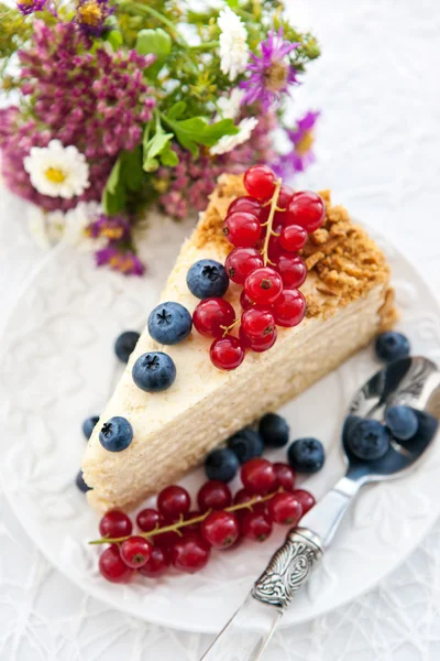 신선한 딸기와 함께 만든 꿀 케이크의 조각 — 스톡 사진
