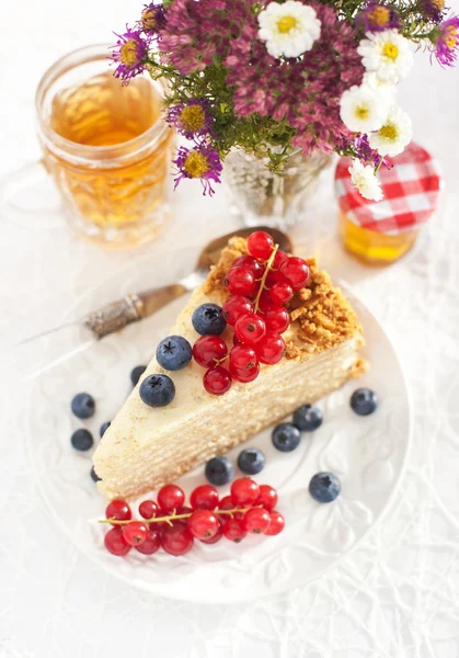신선한 딸기와 함께 만든 꿀 케이크의 조각 — 스톡 사진