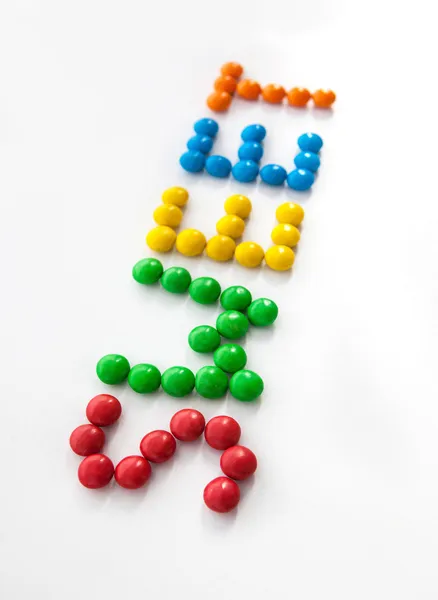 Слово сладкое, сделанное из цветных конфет — стоковое фото