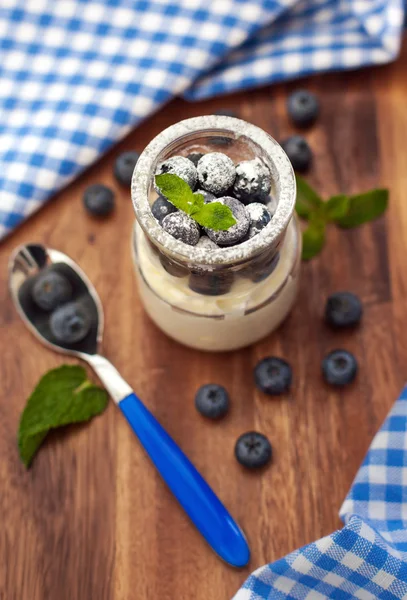 Yogur fresco con arándanos y menta en un frasco de vidrio —  Fotos de Stock