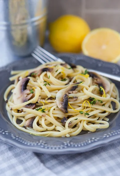 Linguine z grzybami, ser, tymianek i skórka owoców cytrusowych — Zdjęcie stockowe