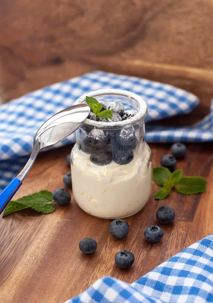 Yogur fresco con arándanos y menta en un frasco de vidrio —  Fotos de Stock