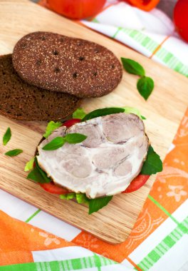 fırında etli sandviç ile marul ve siyah ekmek üzerinde