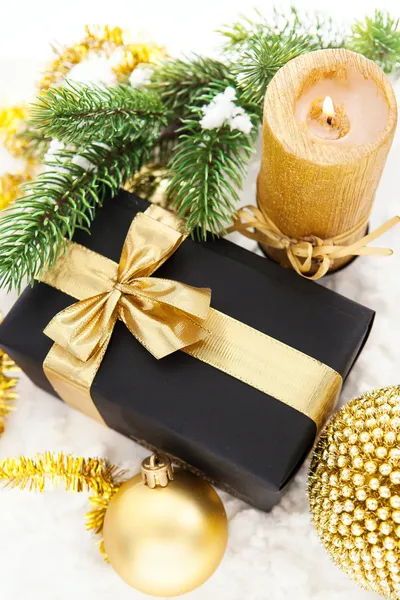 Composição de Natal dourado com caixa de presente, vela e ramo de — Fotografia de Stock