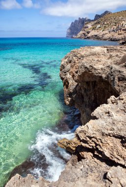 Akdeniz ve kayalık sahil İspanya'nın mallorca Adası