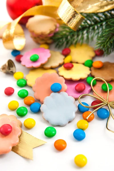 Biscotti di Natale colorati e caramelle — Foto Stock