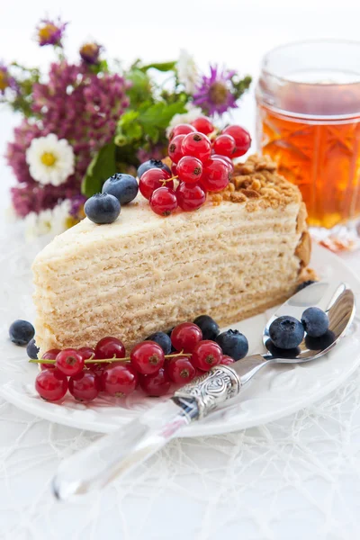 Trozo de pastel de miel casero decorado con bayas frescas —  Fotos de Stock