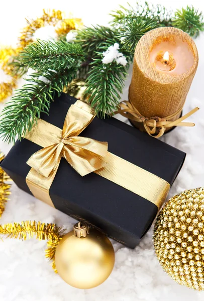 Composición navideña dorada con caja de regalo, vela y rama de — Foto de Stock