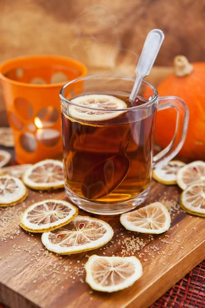 Tazza di tè caldo con limone — Foto Stock