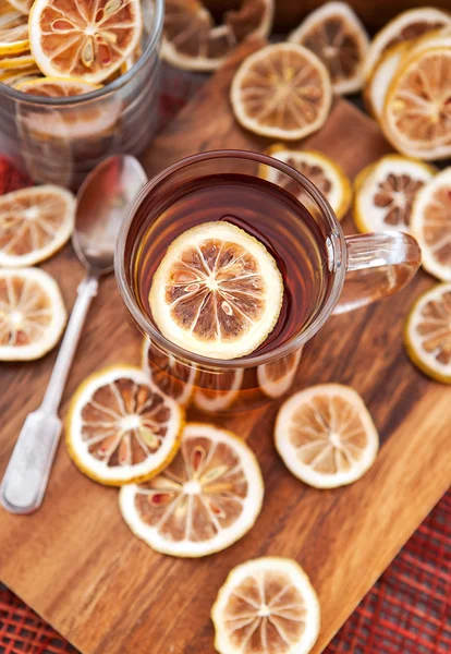 Tasse heißen Tee mit Zitrone — Stockfoto