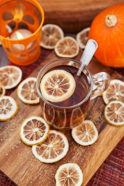 Taza de té caliente con limón — Foto de Stock