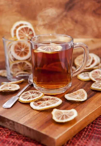Taza de té caliente con limón —  Fotos de Stock
