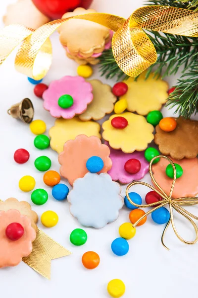 Biscotti di Natale colorati e caramelle — Foto Stock