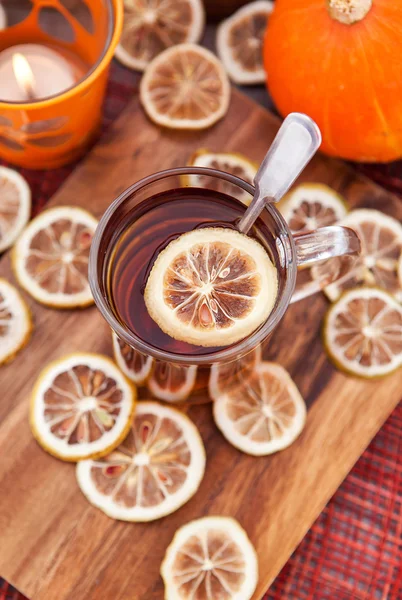 Egy csésze forró tea citrommal — Stock Fotó