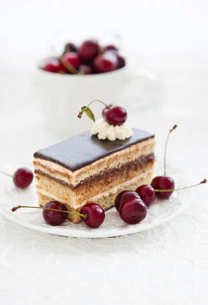 Del av opera tårta dekorerad med färska körsbär — Stockfoto