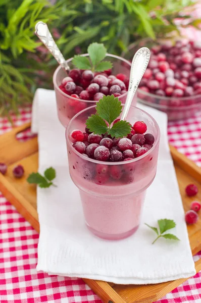 Due bicchieri di dessert al mirtillo sul vassoio — Foto Stock