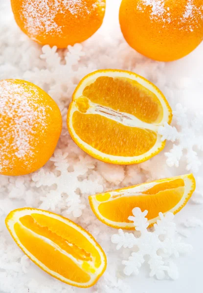 Sinaasappelen op de sneeuw — Stockfoto