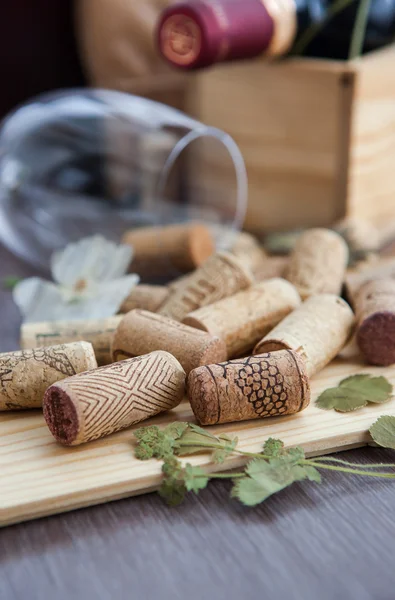 Bouchons de vin sur la table avec verre et bouteille sur le fond — Photo