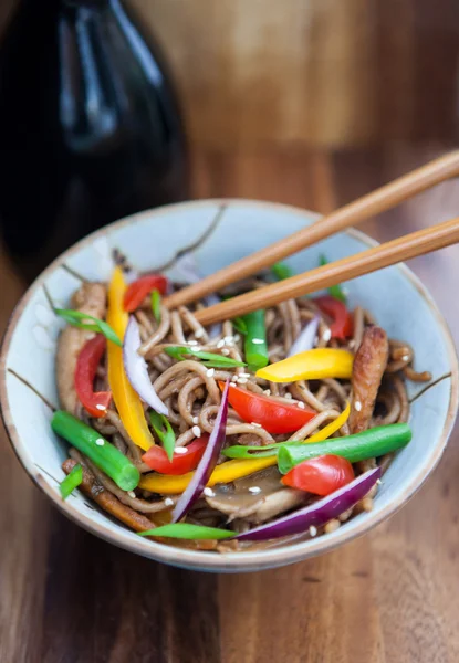 Buckwheat noodles with chicken and vegetables — Stock Photo, Image