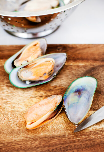Raw giant mussels cutting process