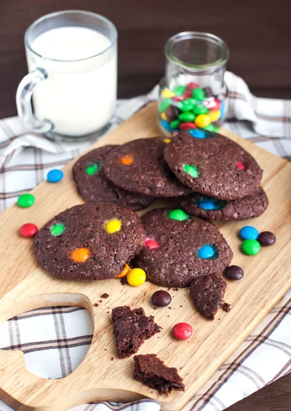 Galletas de chocolate caseras decoradas con gotas de colores — Foto de Stock