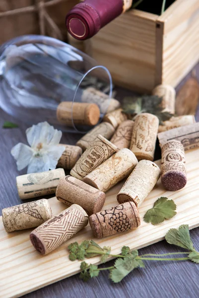 Rolhas de vinho na mesa com vidro e garrafa no fundo — Fotografia de Stock