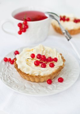 tartlets ile çırpılmış krema ve kırmızı kuş üzümü