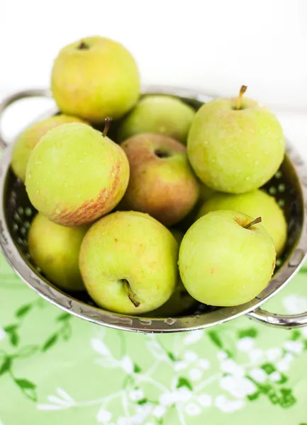 Mele verdi fresche in un colabrodo — Foto Stock