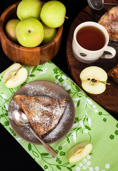 Pedazo de tarta de manzana casera — Foto de Stock