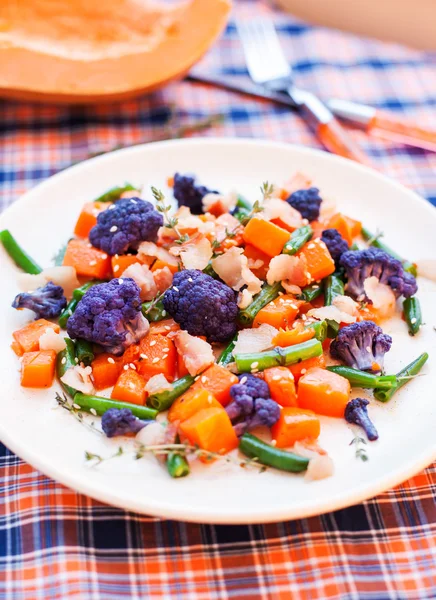 Салат с тыквой и фиолетовой цветной капустой — стоковое фото