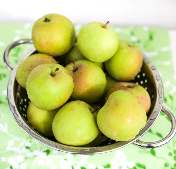 Manzanas verdes frescas en un colador — Foto de Stock