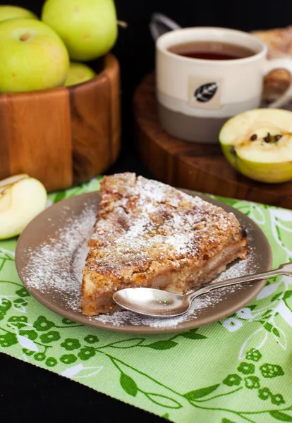 Pedaço de torta de maçã caseira — Fotografia de Stock