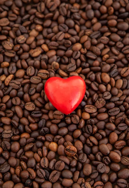 Red heart on coffee beans — Stock Photo, Image