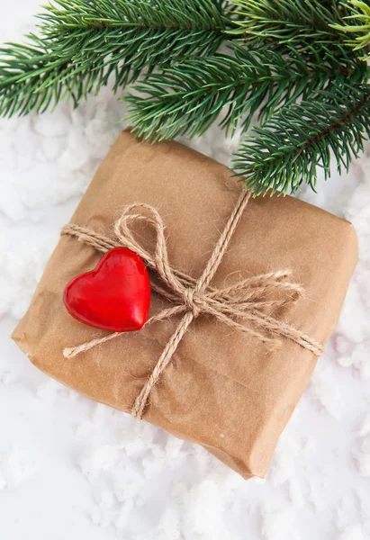 Caja de regalo decorada con corazón rojo —  Fotos de Stock