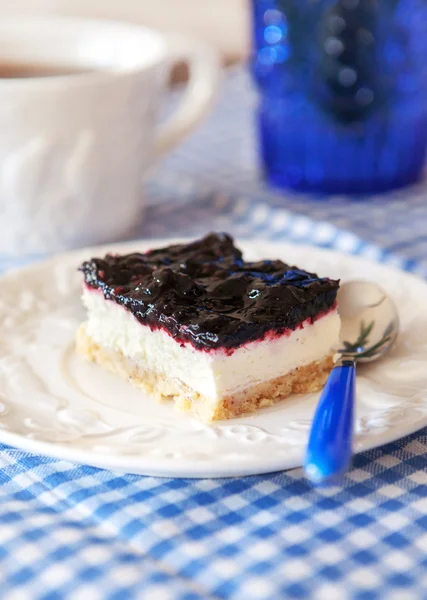 Delicioso bolo de quadrados de mirtilo com chantilly — Fotografia de Stock
