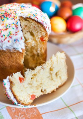 Paskalya kek ve renkli yumurta