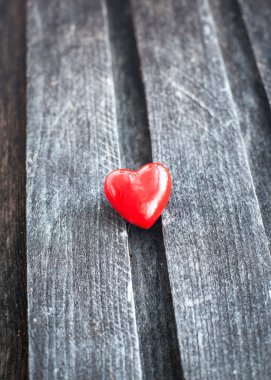 eski püskü ahşap tahta üzerinde kırmızı kalp