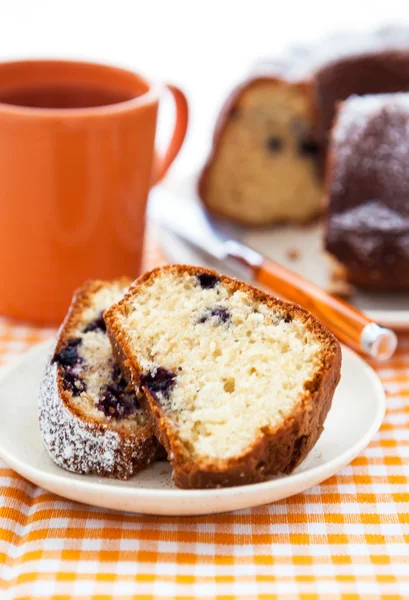 Stück selbstgebackener Kuchen auf Teller — Stockfoto