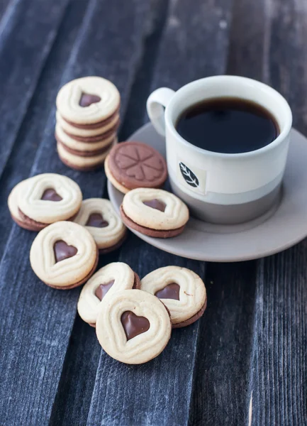 Filiżankę kawy i kształcie serca wyciąć ciasteczka — Zdjęcie stockowe