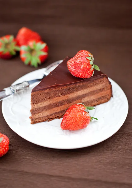 Stück Schokoladenkuchen mit frischen Erdbeeren dekoriert — Stockfoto