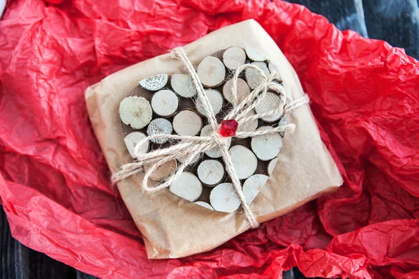 Regalo decorado con corazón de madera —  Fotos de Stock