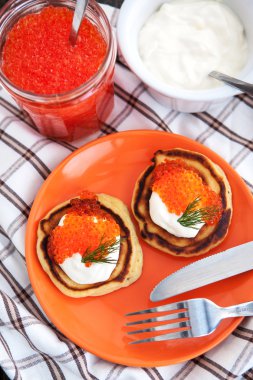 Kırmızı havyar ve ekşi krema ile Pancakes