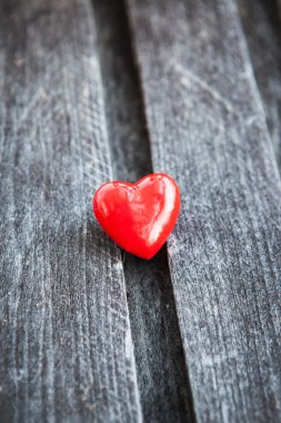 eski püskü ahşap tahta üzerinde kırmızı kalp
